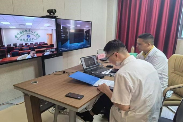 貴州仁懷市人民醫(yī)院會診現(xiàn)場。重慶醫(yī)科大學(xué)附屬第二醫(yī)院供圖
