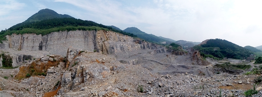 銅鑼山采石場(chǎng)關(guān)停后的面貌（資料圖）。渝北區(qū)規(guī)劃和自然資源局供圖
