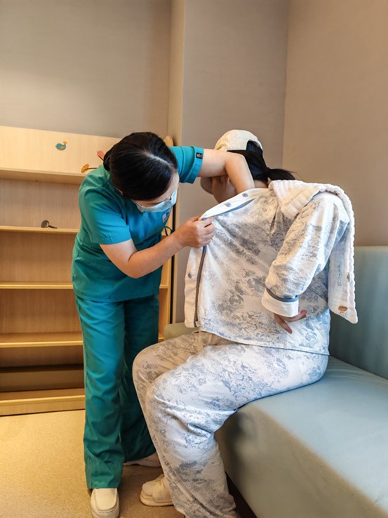 羅莉查看患者。重慶安琪兒婦產(chǎn)醫(yī)院供圖