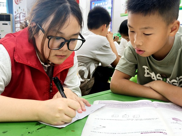 李妮蓮輔導(dǎo)學(xué)生完成暑期作業(yè)。受訪者供圖