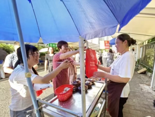 便民臨時(shí)攤點(diǎn)。張礴攝