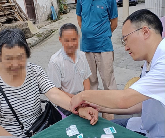 義診現(xiàn)場。重慶毛希剛診所供圖