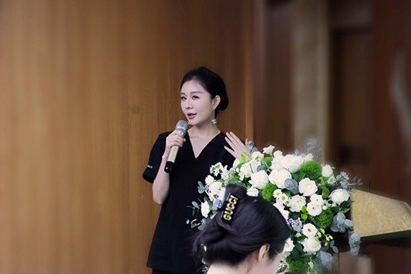 朱芯開(kāi)展課題講座。重慶軍美醫(yī)療美容醫(yī)院供圖
