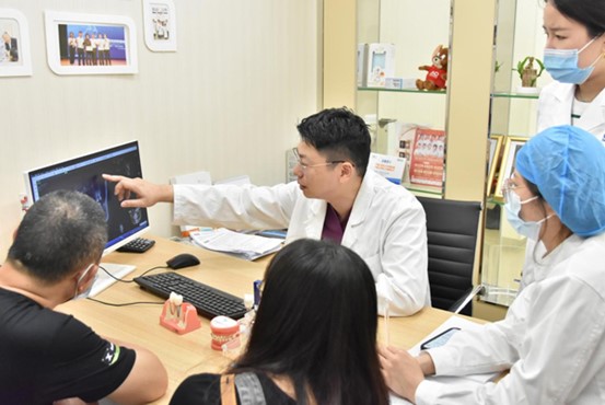 醫(yī)生看診。泰康拜博口腔供圖