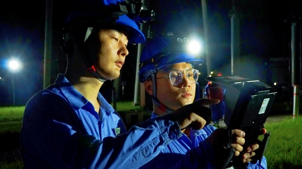 電力工作人員開展夜巡測溫和綜合特巡工作。國網(wǎng)重慶超高壓公司供圖