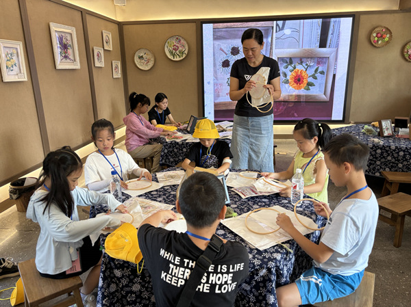老師傳授青少年絲帶繡制作技巧。劉莉攝