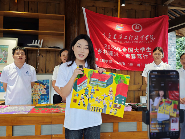 直播中，團隊成員講解磨子鄉(xiāng)優(yōu)秀土家畫作品。胥潔蘭攝