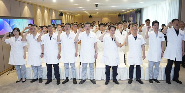重慶華美全院醫(yī)師代表共同宣讀服務(wù)承諾。重慶華美整形外科醫(yī)院供圖