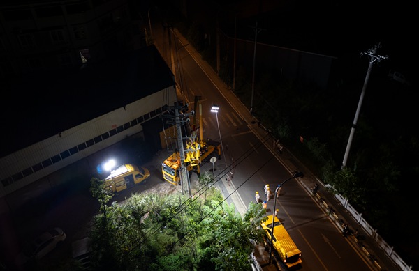 連夜開展不停電作業(yè)。國網重慶永川供電公司供圖