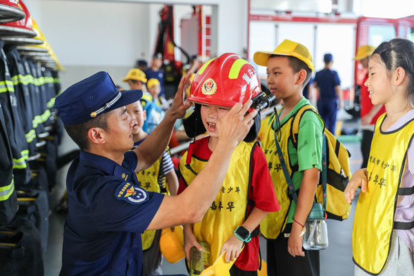消防官兵耐心指導(dǎo)青少年消防器材的使用方法。璧山區(qū)委宣傳部供圖