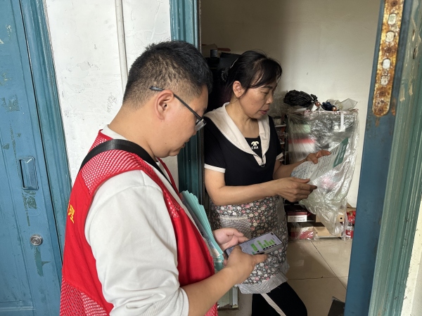 鐵山坪街道網(wǎng)格員譚釗正在進(jìn)行日常線上網(wǎng)格群巡查。鐵山坪街道供圖