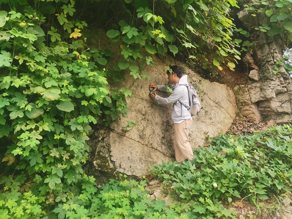 《認(rèn)識節(jié)理與裂隙》。7月17日，川東南勘察公司地災(zāi)精細(xì)化調(diào)查人員夏頂洪對沙坪壩區(qū)白楊溝滑坡右側(cè)基巖節(jié)理裂隙進(jìn)行測量。徐騰攝