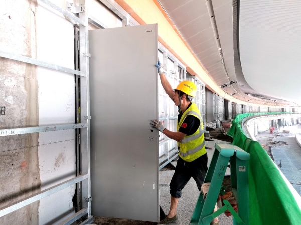 江北國(guó)際機(jī)場(chǎng)T3B航站樓防火門(mén)正在安裝中。企業(yè)供圖