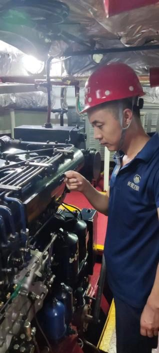 輪機部工作人員在開航前檢查主機膨脹水箱水位、主機潤滑油油位。重慶長航供圖。