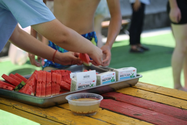 景區(qū)給工作人員和游客送上清涼食品及解暑藥品。景區(qū)供圖