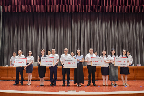 為民營企業(yè)代表現(xiàn)場集中授信。渝中區(qū)委宣傳部供圖