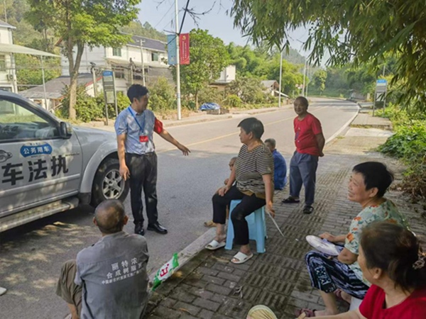 開展森林防火政策宣傳。肖啟嫣攝