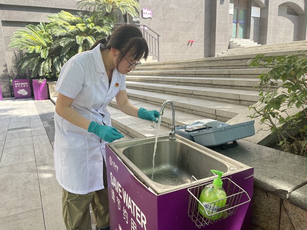 重慶水務(wù)集團(tuán)市自來水公司渝中區(qū)水廠工作人員檢測(cè)校內(nèi)集中用水點(diǎn)水質(zhì)。重慶水務(wù)集團(tuán)供圖
