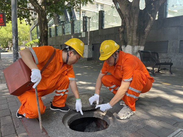重慶水務(wù)集團(tuán)市自來水公司渝中區(qū)水廠工作人員檢查人和街小學(xué)周邊供水管網(wǎng)。重慶水務(wù)集團(tuán)供圖