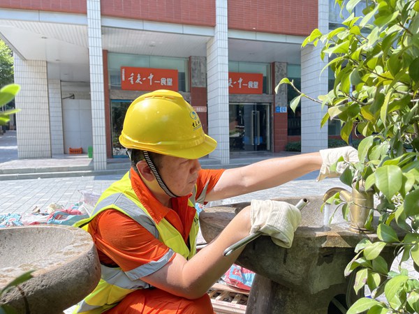 重慶水務(wù)集團(tuán)市自來水公司沙坪壩營管所工作人員檢查校內(nèi)集中用水設(shè)施。重慶水務(wù)集團(tuán)供圖