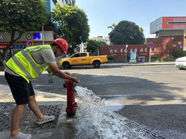 重慶水務(wù)集團(tuán)江津供排水公司工作人員現(xiàn)場(chǎng)測(cè)試校園周邊管網(wǎng)水壓。重慶水務(wù)集團(tuán)供圖