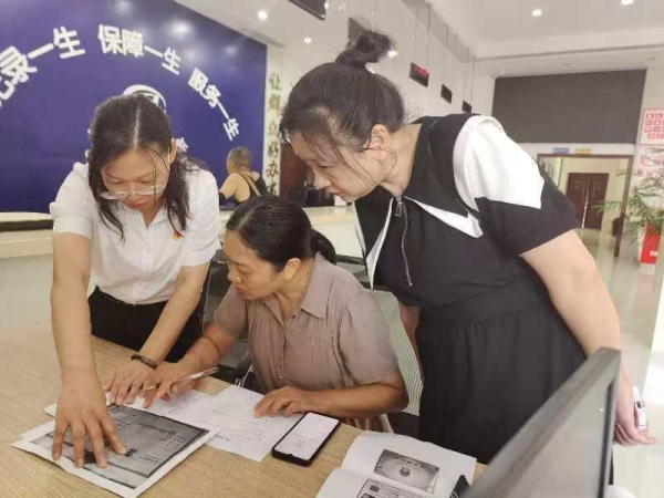 現(xiàn)場指導(dǎo)填報(bào)靈活就業(yè)人員“4050”補(bǔ)貼表。荔枝街道供圖