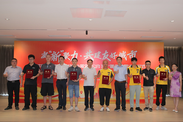 “渝小哥紅巖先鋒志愿者”聘任儀式?；顒臃焦﹫D
