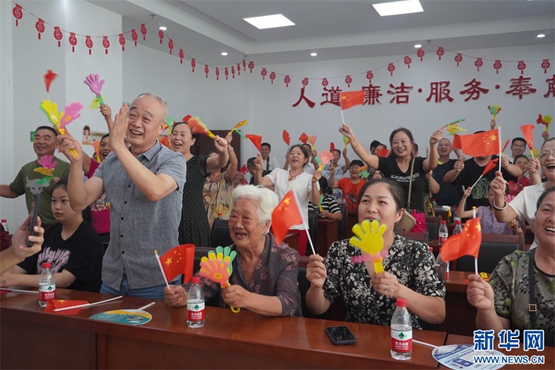 肖祖賢的父母、奶奶和親友，以及殘疾人工作者和殘疾人代表慶祝她奪冠。新華網(wǎng)發(fā)