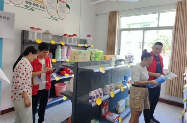 秀山縣審計局駐村干部向群眾介紹惠民積分超市APP安裝和積分兌換。李蔚航攝