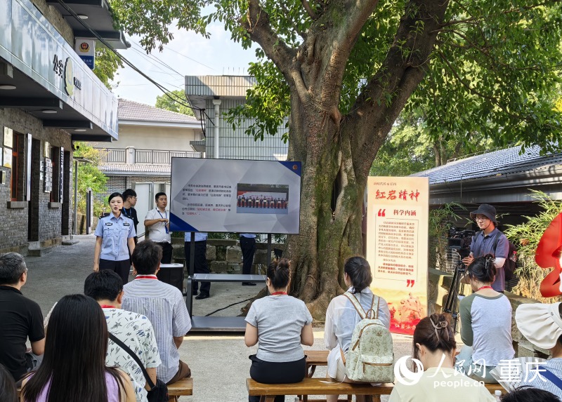 	用紅巖精神鑄就“平安堡壘”	“歡迎來到重慶市公安局沙坪壩區(qū)分局紅巖派出所，讓我們一起追尋紅色印記，感悟紅巖精神?！?月5日，“青春紅巖”網(wǎng)上主題宣傳活動采訪團(tuán)走進(jìn)紅巖派出所，女民警一邊招呼記者入座，一邊開始講述發(fā)生在該派出所的故事。
