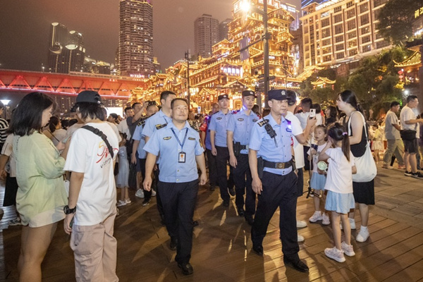 渝中區(qū)執(zhí)法人員在洪崖洞開展聯(lián)合執(zhí)法資料圖。渝中區(qū)融媒體中心供圖