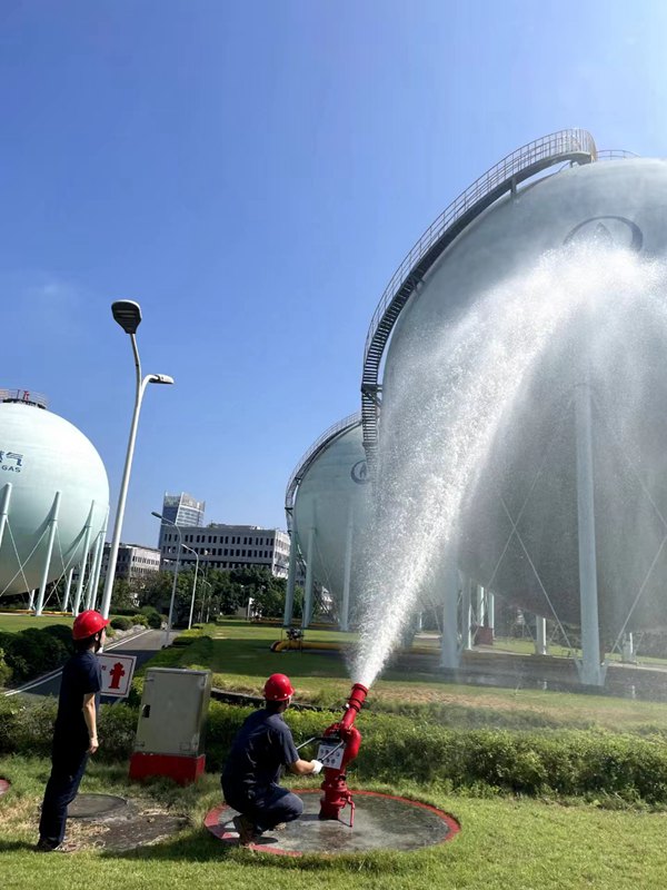 重慶燃氣集團工作人員正在對天然氣儲氣罐進行噴水降溫。重慶燃氣集團供圖