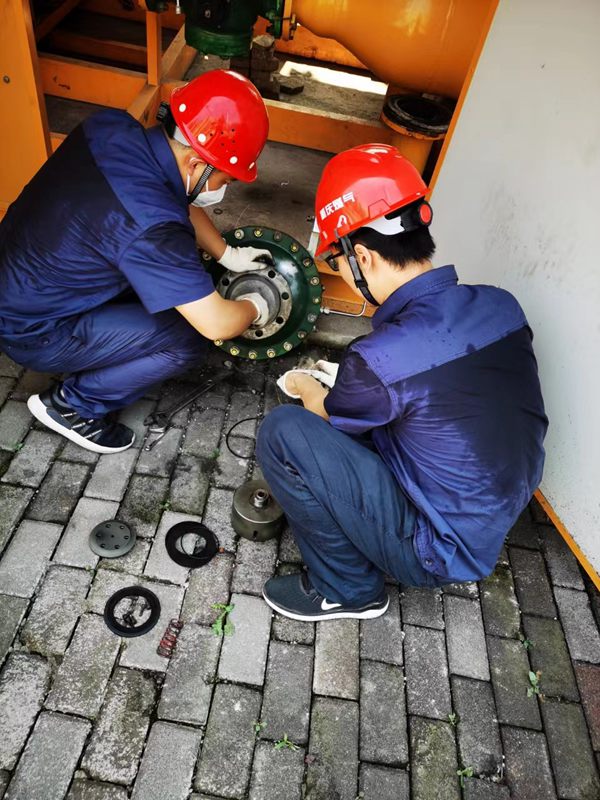 重慶燃氣集團工作人員對燃氣設(shè)施設(shè)備進行維護保養(yǎng)。重慶燃氣集團供圖