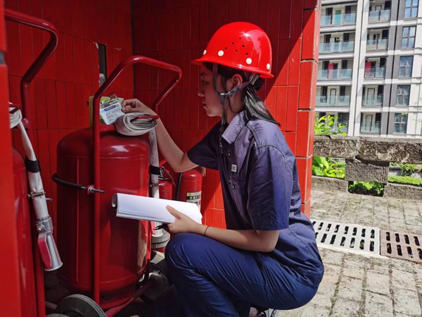 重慶燃氣集團工作人員檢查站場內(nèi)消防設(shè)施。重慶燃氣集團供圖