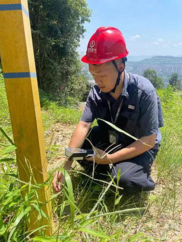 重慶燃氣集團工作人員烈日下巡檢。重慶燃氣集團供圖