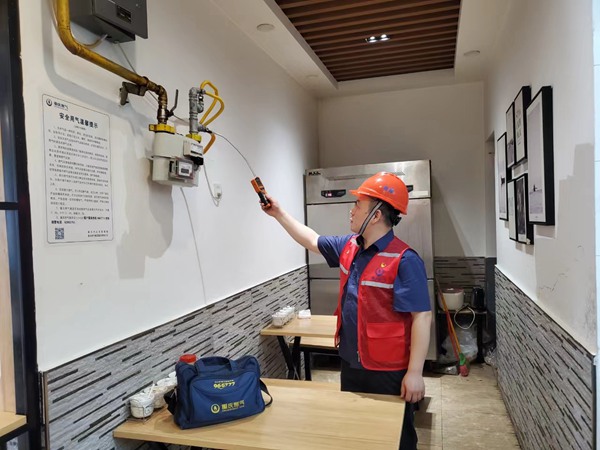 重慶燃氣集團工作人員進行戶內(nèi)安檢。重慶燃氣集團供圖