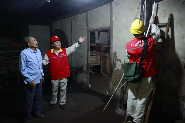“紅巖電小哥”為用電困難群眾提供幫助。（資料圖）受訪單位供圖