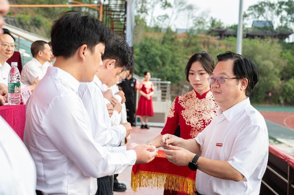 重慶理工大學(xué)黨委書記康騫為新生代表頒發(fā)?；?。重慶理工大學(xué)供圖