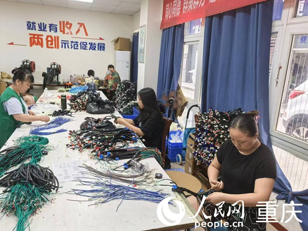 	讓居民在"家門口"就業(yè)創(chuàng)業(yè)	蔬菜攤、小吃攤、雜貨攤……每天下午4點(diǎn)后，民安華福社區(qū)附近民德路上數(shù)百米的“創(chuàng)業(yè)苗圃”開始營業(yè)，點(diǎn)燃了這個社區(qū)的“煙火氣”。　　位于重慶九龍坡區(qū)的民安華福社區(qū)，是重慶最大的公租房社區(qū)之一，占地面積31.42萬平方米，建筑面積123.88萬平方米，共5個組團(tuán)，54幢房屋，現(xiàn)有居民1.9萬戶5.1萬人。