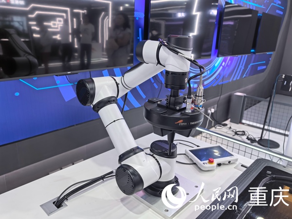 	以“光+AI”讓硬科技落地開花	7日，“青春紅巖”網(wǎng)上主題宣傳活動采訪團(tuán)走進(jìn)重慶中科搖櫓船信息科技有限公司，深入了解這家成立僅4年的企業(yè)如何圍繞“光＋AI”的核心技術(shù)，將硬科技轉(zhuǎn)化為新質(zhì)生產(chǎn)力。　　走進(jìn)搖櫓船科技展廳，記者看到了3D涂膠質(zhì)量在線檢測系統(tǒng)、Micro-LED晶圓外觀檢測系統(tǒng)、曲面高反光表面3D缺陷檢測系統(tǒng)等多款裝備在此陳列。