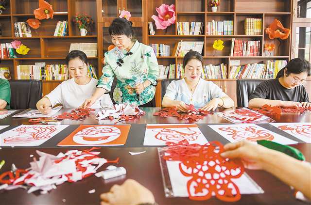 兩江新區(qū)康美街道金竹苑社區(qū)綜合文化活動(dòng)中心，居民在巧思手工社團(tuán)學(xué)習(xí)剪紙。（本報(bào)資料圖片）記者 張錦輝 攝/視覺重慶