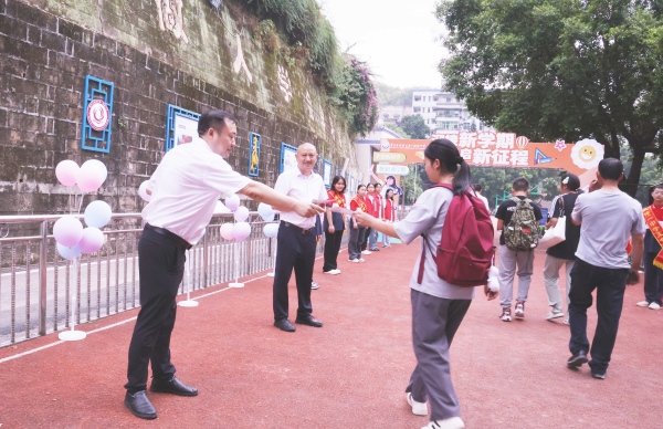 學校領導為新同學送上一中單程火車票。重慶市武隆區(qū)第一初級中學供圖