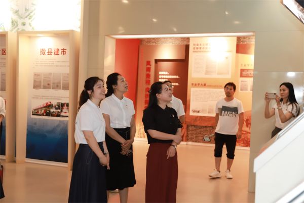 走進(jìn)永川區(qū)檔案館愛國(guó)主義教育基地。永川區(qū)紅旗小學(xué)供圖