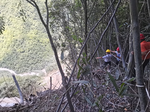 《山高坡陡都不能阻擋地質(zhì)工程師的腳步》。8月16日，川東南地質(zhì)大隊(duì)地災(zāi)防治院總工程師、地質(zhì)災(zāi)害防治“四重”網(wǎng)格化市級專家林義華（左一）在巫山縣官陽鎮(zhèn)山王廟危巖應(yīng)急搶險排?，F(xiàn)場，指導(dǎo)施工單位開展危巖清除工作。徐騰蛟攝