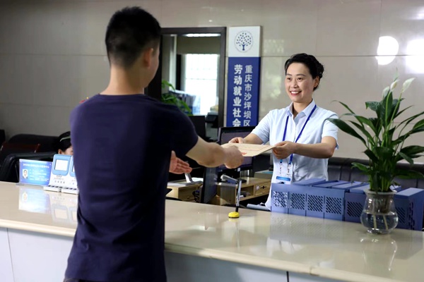 沙坪壩區(qū)政務(wù)服務(wù)大廳。沙坪壩區(qū)政務(wù)服務(wù)辦供圖