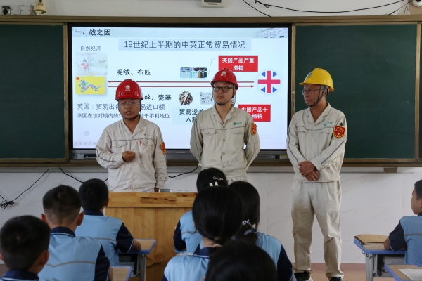 為學生普及安全用電知識。廖鵬飛攝