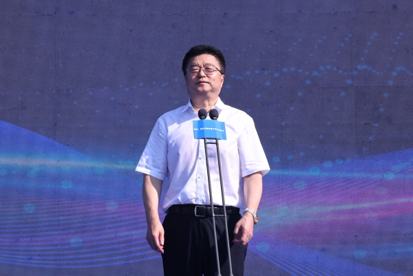 江北區(qū)委書記滕宏偉宣布重慶金融會展中心落成。江北區(qū)委宣傳部供圖