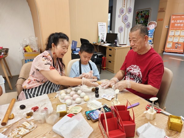 月餅制作現(xiàn)場(chǎng)。盤溪河社區(qū)供圖
