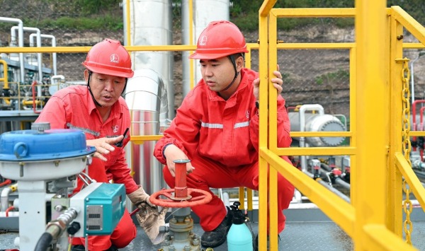 涪陵頁巖氣田采氣工巡查泰頁1HF井生產(chǎn)情況。涪陵頁巖氣公司供圖