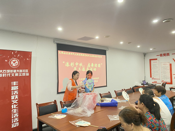 制作非遺漆扇。大石壩街道供圖
